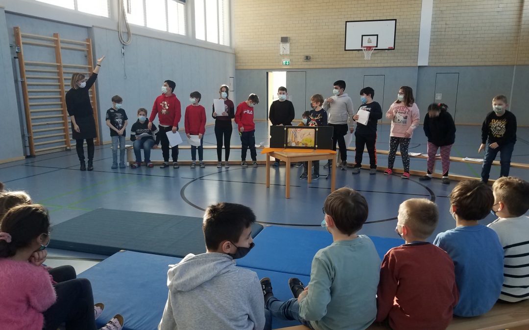 Gestiefelter Kater in der Turnhalle